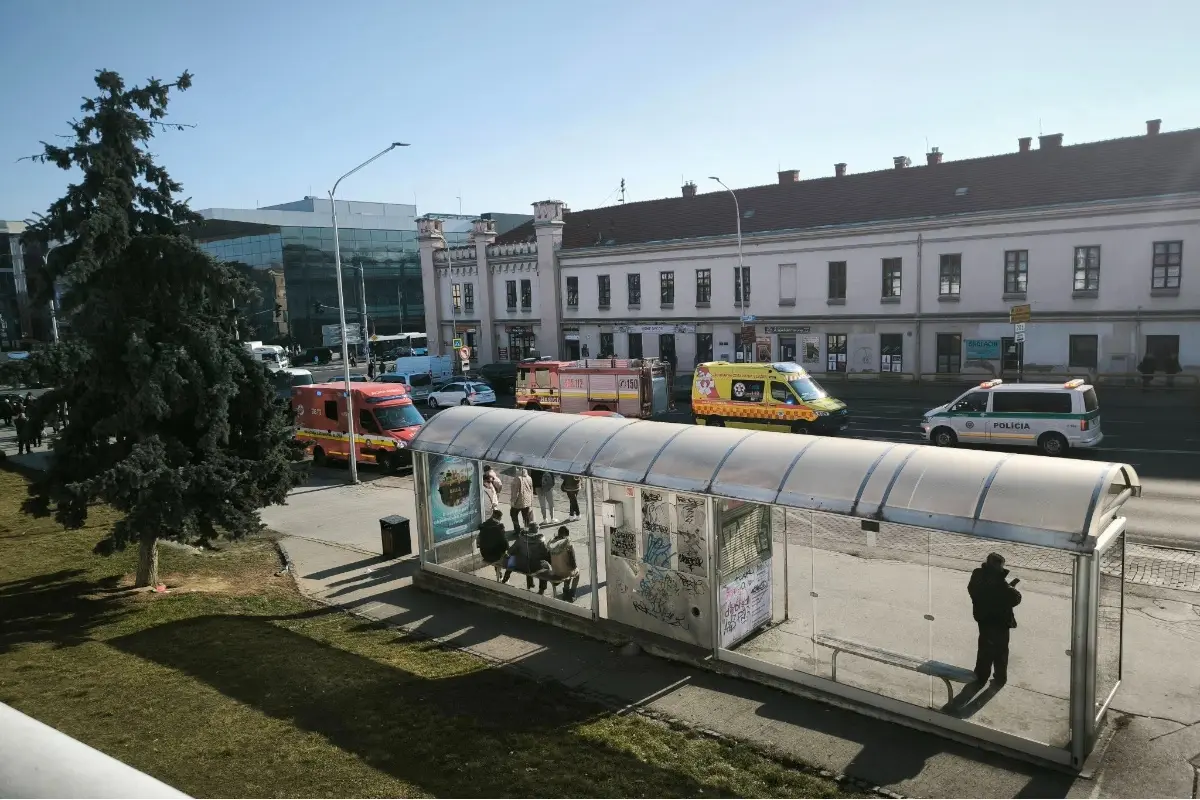 Foto: Na Štúrovej smerom k nitrianskemu Tescu zrazil autobus dieťa