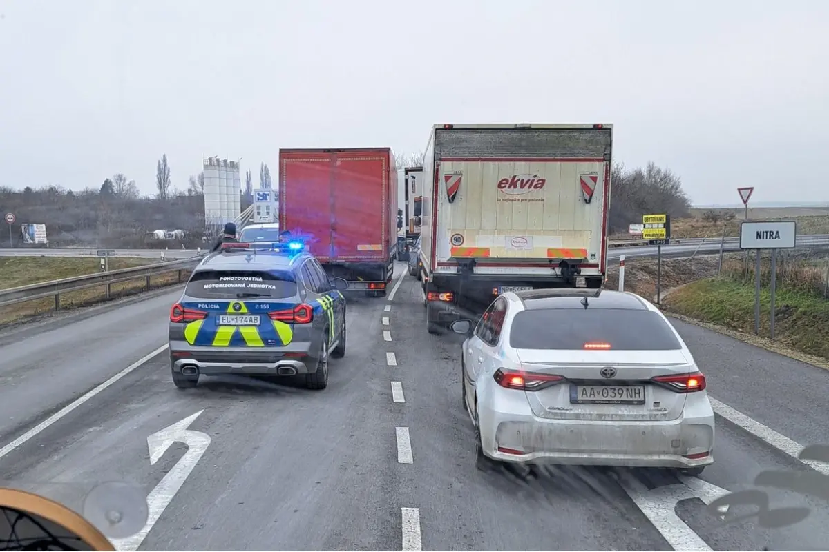 Foto: Výstrahy na R1 pri Nitre: Pozor na pokazený kamión, odstavené auto aj nehodu