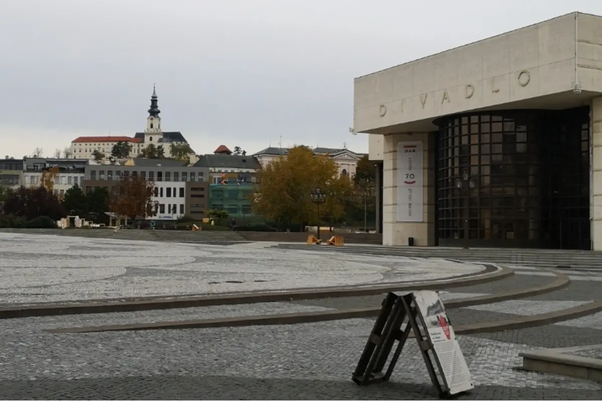 Foto: Fasáda Divadla Andreja Bagara v Nitre je po 30 rokoch v zlom stave, jej rekonštrukcia vyjde na 2,5 milióna eur