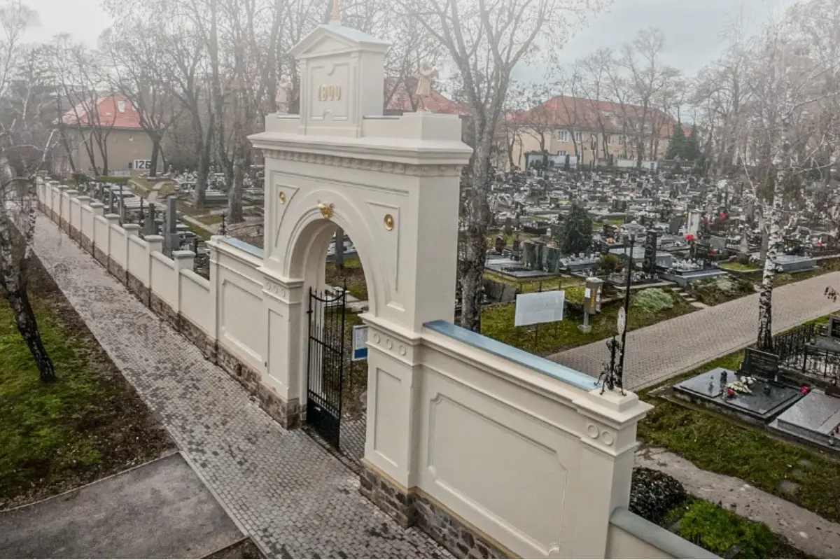 Foto: Z cintorína v Topoľčanoch zmizli nelegálne lavičky a skrinky. Pamiatkari rozhodli, že tam nemajú čo robiť