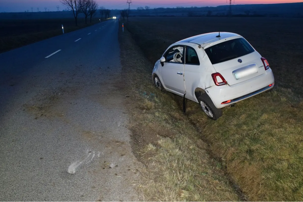 Foto: Vodička s takmer dvomi promile nabúrala na rovnej ceste pri Tlmačoch, auto zostalo zakliesnené v priekope