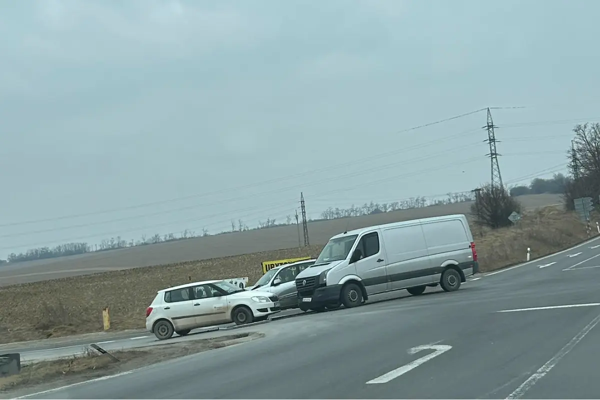 Foto: Utorkovú premávku na Cabajskej v Nitre komplikuje nehoda, v križovatke sa zrazili tri autá