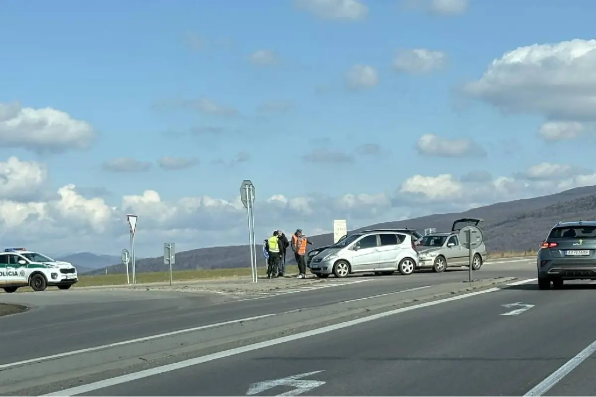 Foto: Pri Zlatých Moravciach sa v križovatke s Prílepskou zrazili dve autá. Zdržíte sa vo viacerých smeroch