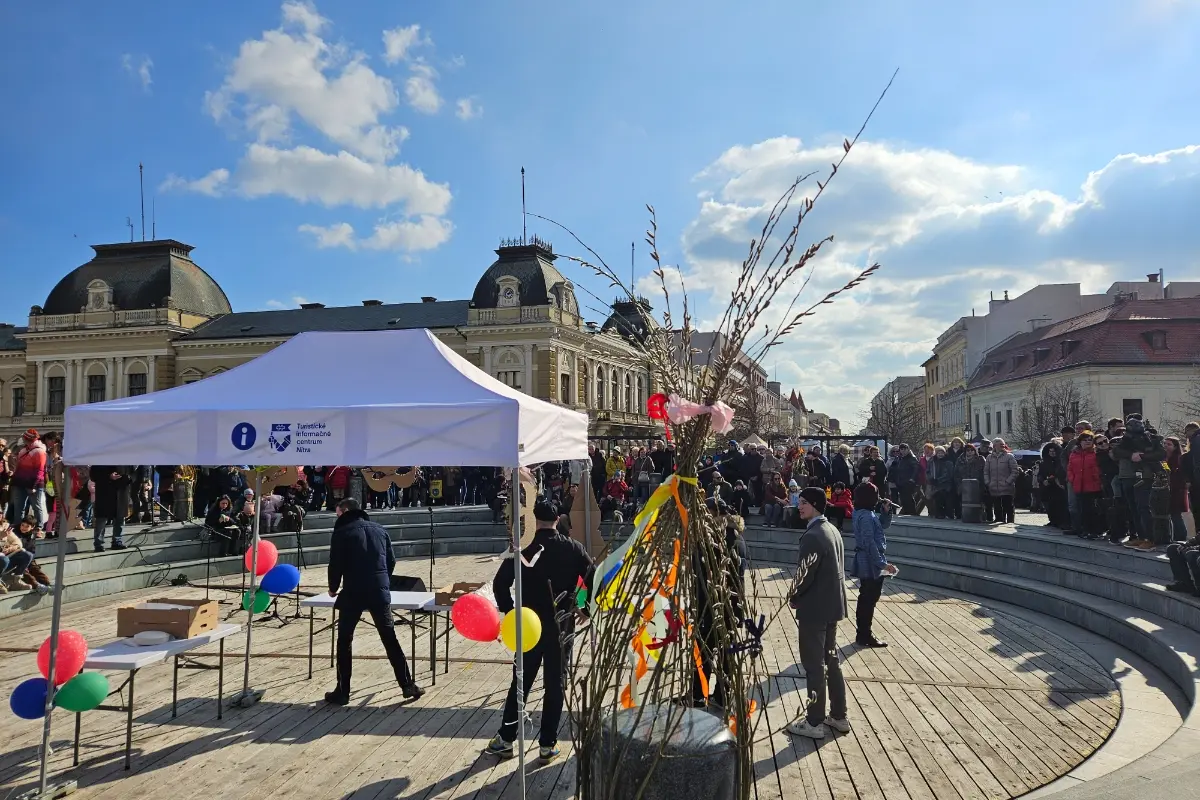 VIDEO a FOTO: Fašiangová veselica prilákala do Nitry davy ľudí. Nechýbal jarmok, sprievod masiek ani tradičné špeciality