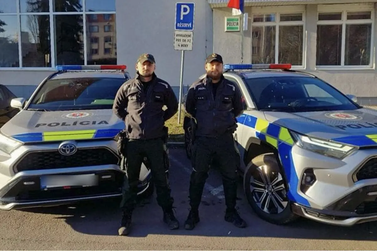 Foto: Policajti Roman a Martin zachránili 27-ročného muža v ťažkej životnej situácii. Mal poranenú ruku a správal sa rozrušene