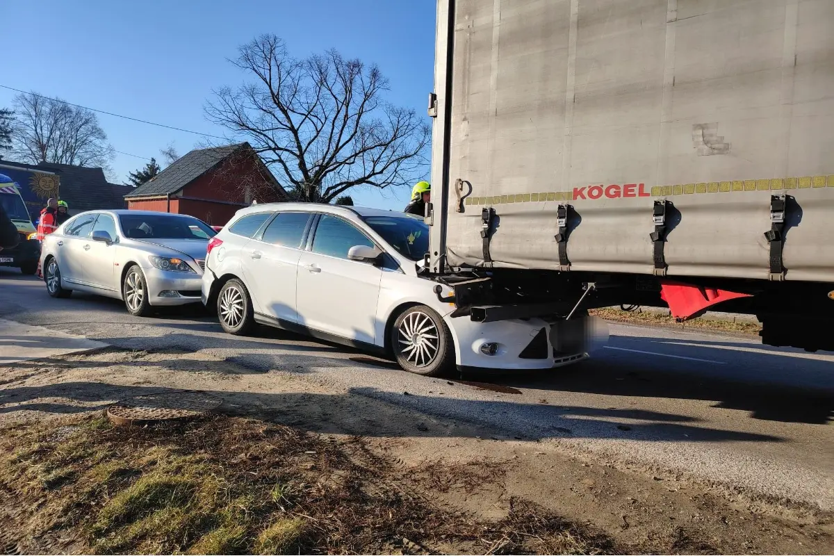 FOTO: K hromadnej nehode došlo aj v obci pri Nitre. Auto skončilo pod návesom kamióna, zasahovali záchranári