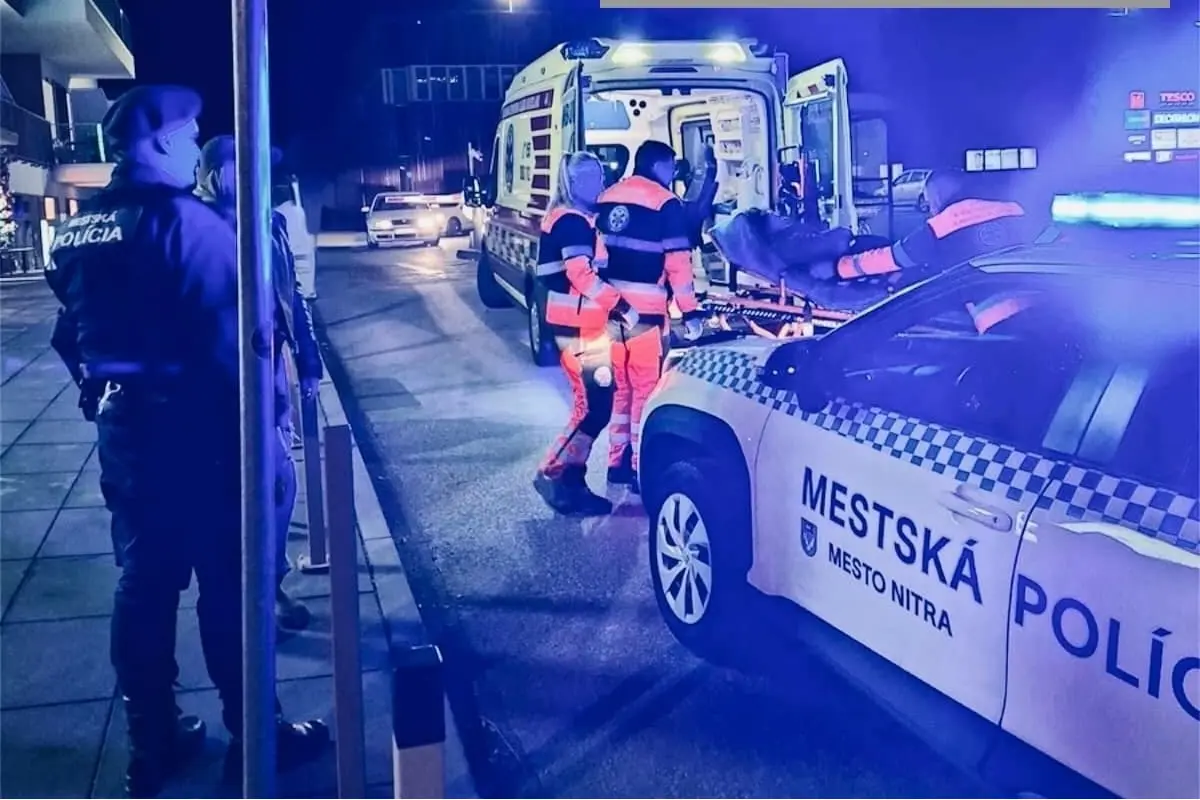 Foto: V centre Nitry skolabovala žena. Pomôcť sa jej snažila okoloidúca, ktorá ju našla, aj mestskí policajti 