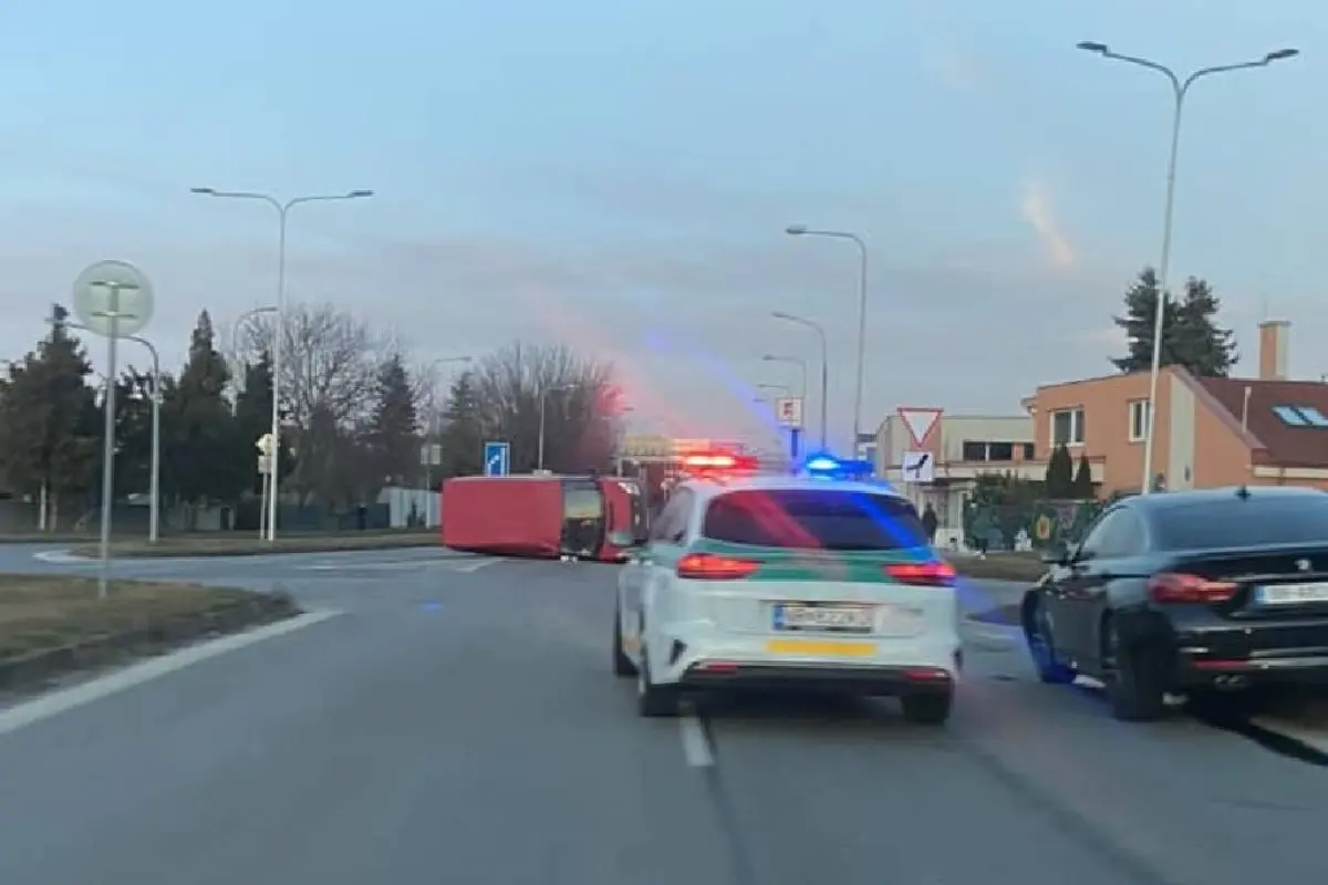 Foto: Na križovatke v Nitre sa zrazila dodávka s dvoma autami, pripravte sa na zdržanie