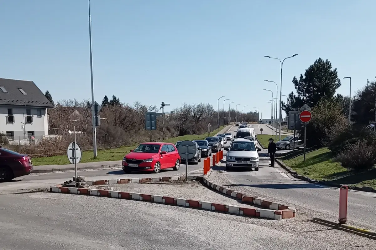 Dopravnú situáciu v Nitre v utorok komplikujú viaceré nehody. V týchto úsekoch sa zdržíte