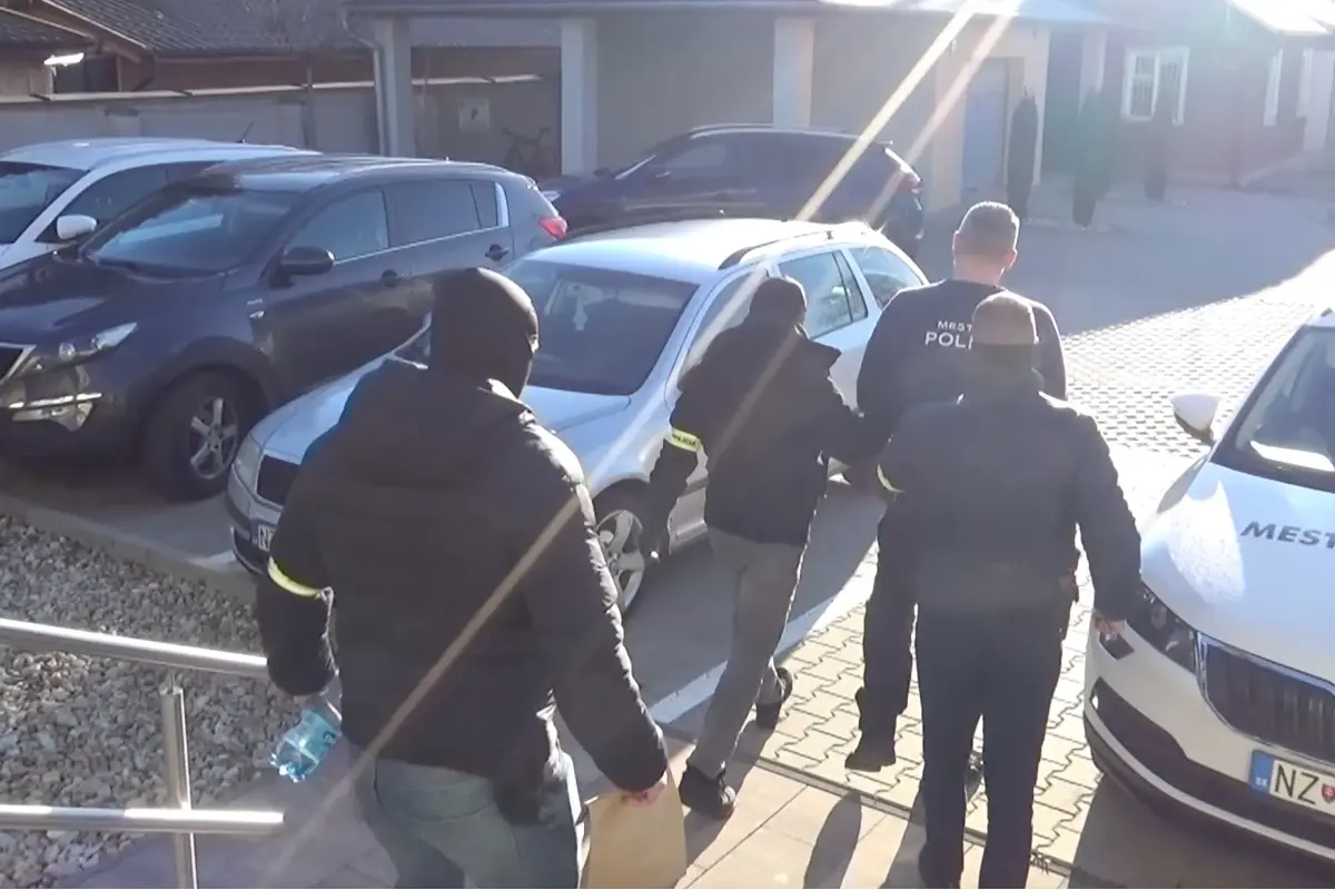 VIDEO: Príslušník Policajného zboru a mestský policajt zo Šurian sa mali spoločne dopustiť podvodu