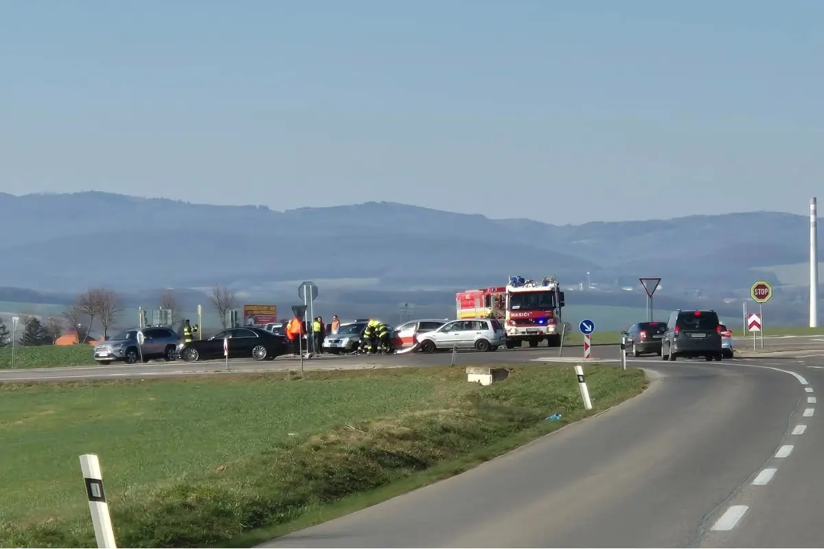 Foto: Medzi Zlatými Moravcami a Čiernymi Kľačanmi došlo k nehode, v križovatke sa zrazili tri autá