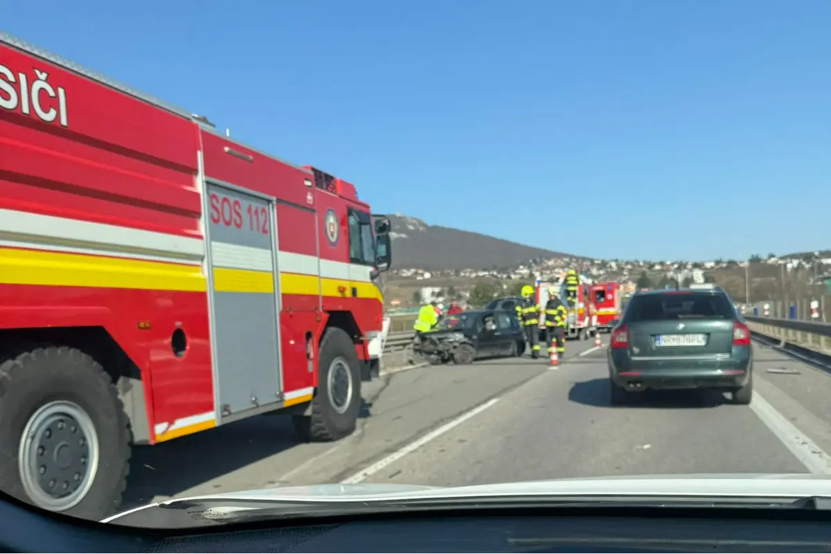 Foto: Na obchvate R1A v smere do Nitry došlo k hromadnej nehode, zdržíte sa aj na kruhovom objazde pri Tescu