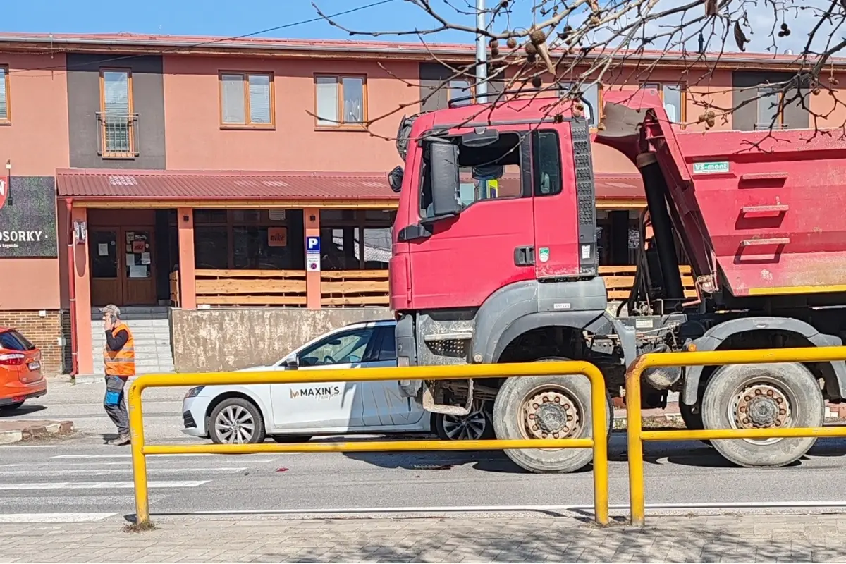 Foto: Vodiči smerujúci z Nitry do Vrábeľ pozor, vo Veľkom Lapáši sa zrazili dve autá, krátko sa zdržíte