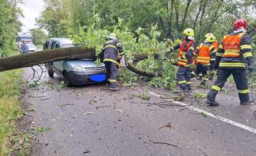 FOTO: Na ceste pri obci Báb spadol strom na okoloidúce auto. Na mieste zasahovali hasiči