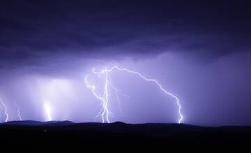 Meteorológovia varujú: Platia výstrahy I. a II. stupňa pred silnými búrkami a je tu aj riziko tornád