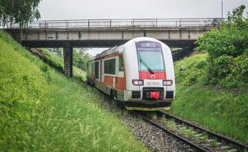 Pri Veľkých Kozmálovciach sa zrazil vlak s autom, viezlo sa v ňom niekoľko osôb a dopravu prerušili 