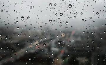 V Nitrianskom kraji platí výstraha pred búrkami: Čoskoro sa spustí prudký lejak s krúpami