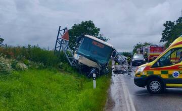 FOTO: Pri Zlatých Moravciach sa zrazil autobus s autom, jeden vodič zomrel a zranení sú aj cestujúci