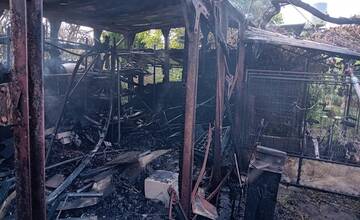 FOTO: V obci Komjatice zasahovali hasiči. Horela prístavba rodinného domu