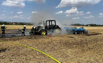 VIDEO+FOTO: Horiaci traktor pri Kovarciach hasili tri hasičské autá. Spôsobilo požiar samovznietenie z horúčav?