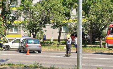 V centre Komárna sa zrazili dve vozidlá. Vznikajú kolóny v oboch smeroch