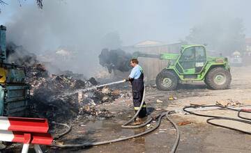 FOTO: V Šuranoch horel zberný dvor, požiar spôsobilo samovznietenie
