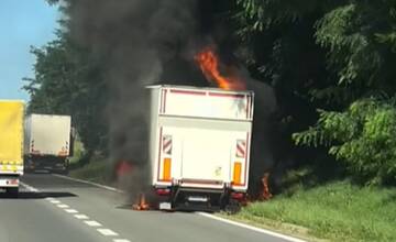 VIDEO: Na R1 za Nitrou smerom na Trnavu horí príves kamióna, blokuje pripájač z odpočívadla