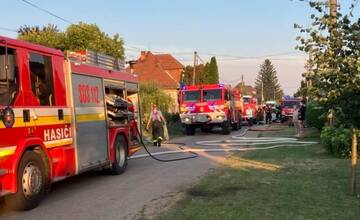 FOTO: Pri Mojmírovciach horela garáž pri rodinných domoch. Plamene krotili 4 hasičské autá