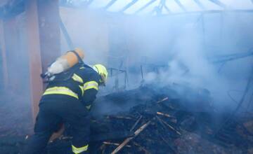 FOTO: Garáž pri dome v Bátorových Kosihách zachvátili plamene, hasiči bojovali aj s hustým dymom