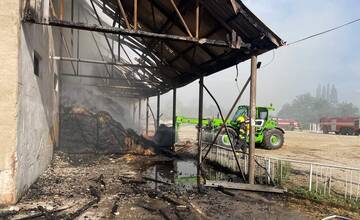 FOTO: V Šali zasahujú desiatky hasičov, v stajni strednej školy vypukol požiar