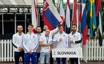 FOTO: Študenti z Nitry reprezentovali Slovensko na historicky prvých univerzitných MS v silovom trojboji