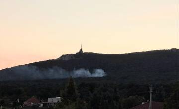 FOTO: Na Zobore včera horelo, dym videli stúpať z lesa nad Nitrianskymi Hrnčiarovcami