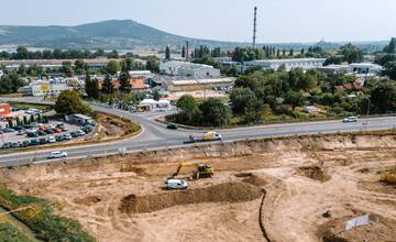 VIDEO+FOTO: Poklepali základný kameň novej turbo-okružnej križovatky pri Nitre. Možno bude hotová skôr