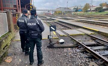 FOTO: Policajti hliadkujú na železniciach v Nitrianskom kraji. Chytajú aj vodičov, ktorí letia cez priecestia