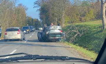 Za mestskou časťou Nitra – Dražovce v smere do Lefantoviec sa auto prevrátilo na strechu