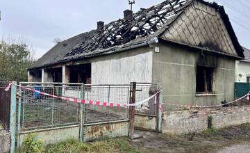 Pri požiari rodinného domu neďaleko Komárna prišli o život dve osoby