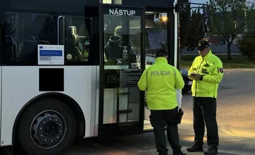 Polícia prehľadáva autobusy v okrese Nitra a Nové Zámky, pre bombovú hrozbu meškajú viaceré spoje