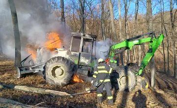 FOTO: V lese pri Prašiciach horel traktor s hydraulickou rukou. Mal byť takmer nový a stáť vyše 300-tisíc eur