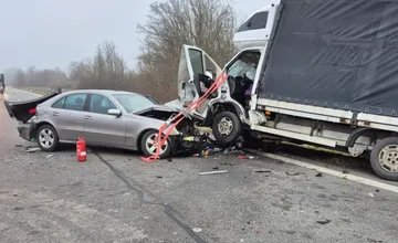 FOTO: Neďaleko Komárna došlo k vážnej zrážke auta s dodávkou, cesta bola nejaký čas neprejazdná 