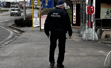 Pred obchodom vo Vrábľoch ležal bezvládny muž so zranenou nohou. Mestskí policajti okamžite konali