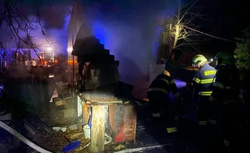 FOTO: Hasiči počas noci zasahovali pri požiari maringotky v Horných Štitároch. Zahynula pri ňom jedna osoba