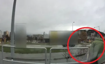 VIDEO: Policajti hľadajú ženu v zelenej bunde. Vyšetrujú nehodu pred supermarketom na Klokočine