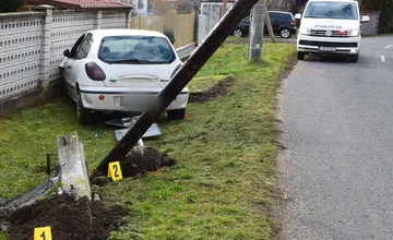 FOTO: Opitý vodič zdemoloval stĺp v Kozmálovciach, dychová skúška ukazovala stále vyššie čísla