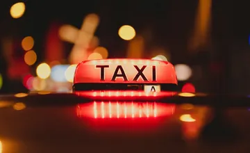 Mladík so zbraňou prepadol taxikára v Zlatých Moravciach. Chcel do Nitry a vyhrážal sa, že mu zabije rodinu