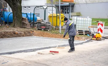 FOTO: Obyvatelia nitrianskeho sídliska sa môžu tešiť, vznikajú tu nové parkovacie miesta