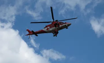 V Zlatých Moravciach vyskočilo z balkóna dieťa. Vrtuľníkom ho previezli do nemocnice