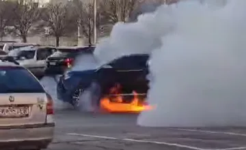 VIDEO a FOTO: Pred úradom v Topoľčanoch šľahali z auta obrovské plamene. Opäť išlo o technickú poruchu