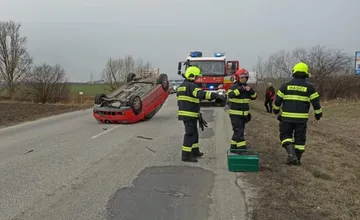 VIDEO: Riskantné predbiehanie pri Nových Zámkoch zachytila kamera, auto skončilo na streche, od tragédie veľa nechýbalo