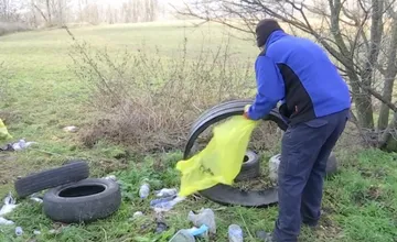 Fľaše s močom či použité zubné kefky pri ceste pri obci Tôň sa stavajú pravidelnou realitou. Miestni sú už zúfalí