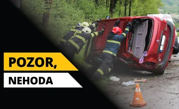 Na výjazde z Jacoviec do Kuzmíc skončilo auto v jarku, pri prejazde sa nezdržíte